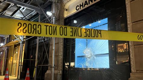 new york chanel store looted|Thieves use sledgehammer to break into Upper East Side Chanel .